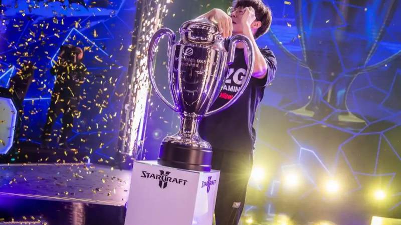 电竞竞技平台赛事报道与战术分析场景